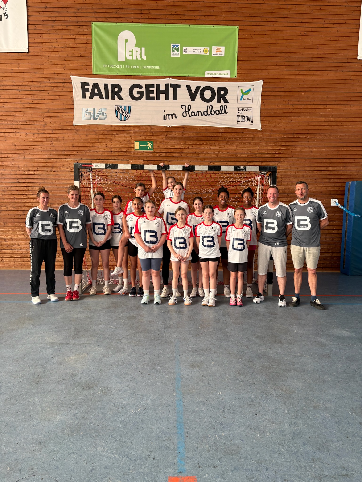 Handball-Mannschaft HC Perl in Trikots